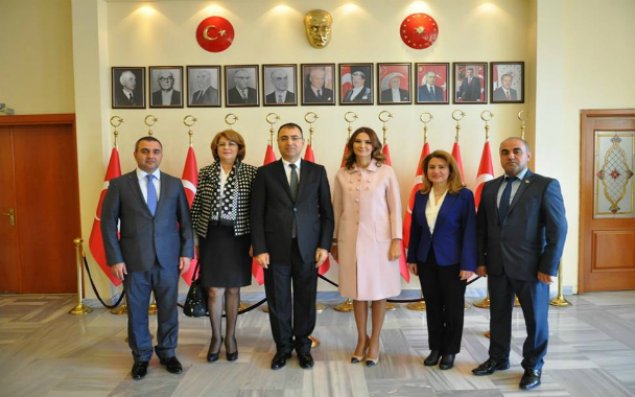 Qənirə Paşayeva İzmir valisi ilə Xocalı Soyqırımının daha geniş tanıdılmasını müzakirə edib