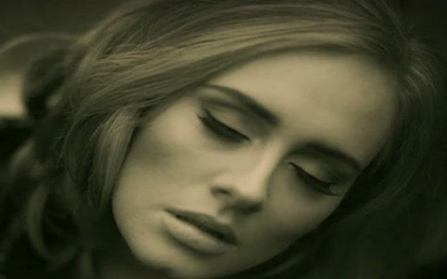 Adel Brüsseldə həlak olanlara mahnı oxudu   - VİDEO