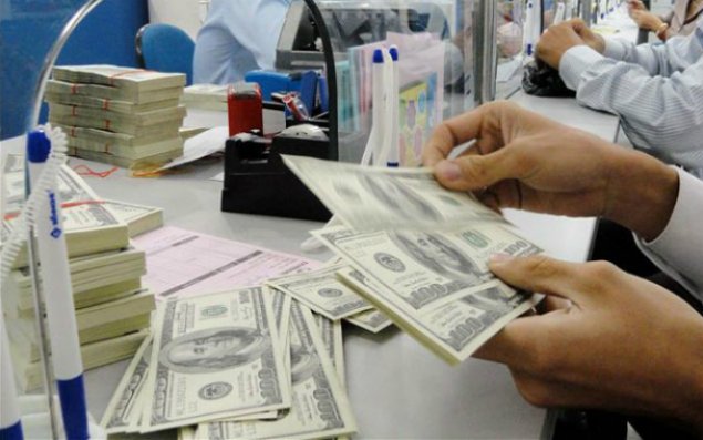 Dollar  ucuzlaşır   - 1,5737 AZN