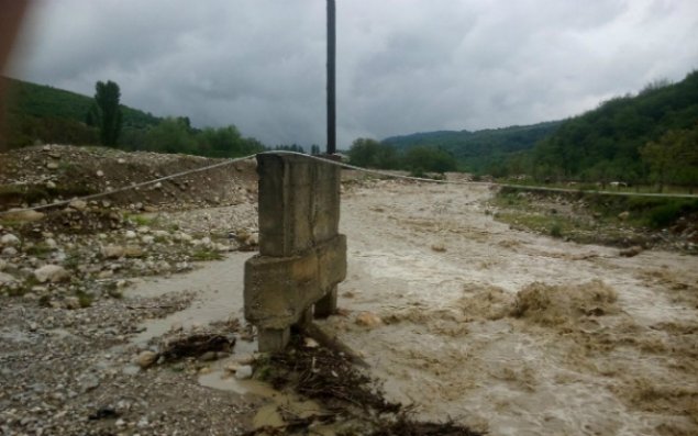 Qubada sel körpünü apardı   - Foto