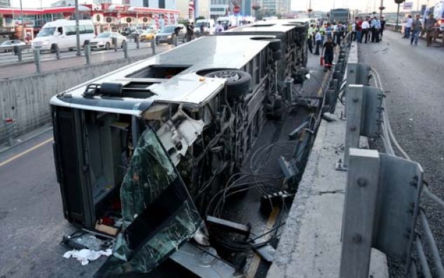 Türkiyədə metrobus qəzası   - 10 yaralı (Fotolar)