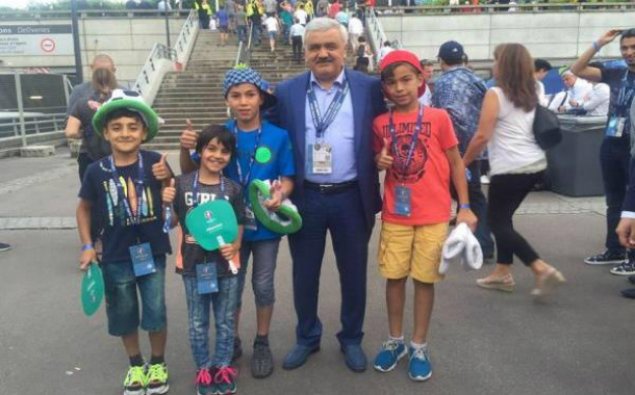 Rövnəq Abdullayev portuqaliyalı futbolçuya mükafat verdi