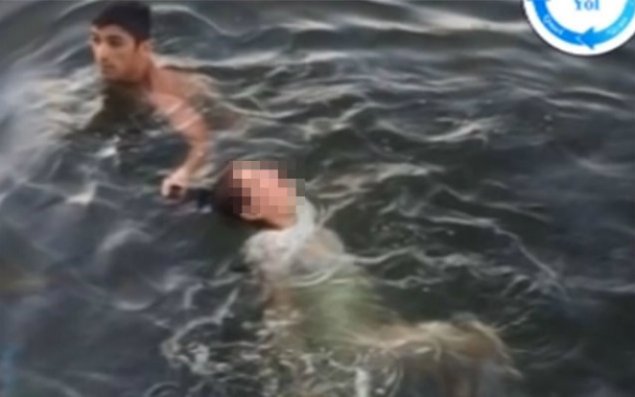 Gənc oğlan Bulvarda intihar etmək istəyən qızı belə xilas etdi   - Video