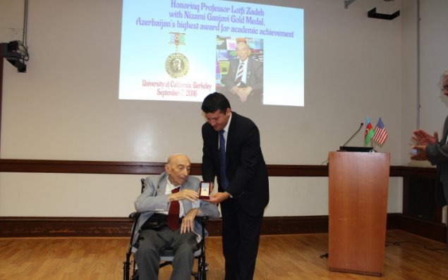 Lütfi Zadəyə Azərbaycan medalı təqdim olundu   - Berkli Universitetində