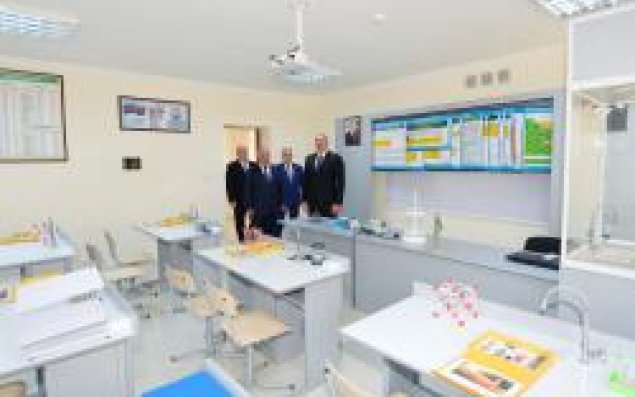 İlham Əliyev Bakıda iki məktəbə baş çəkib   - FOTO