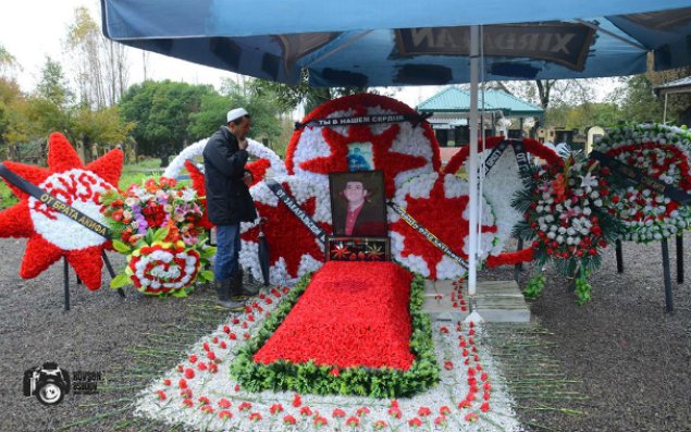 Rövşən Lənkəranskinin ölüm müəmması: “Qanuni oğru”nun anası və məzarlıqdakı molla nələr danışdı?  - REPORTAJ - FOTOLAR  