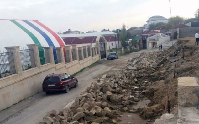 Bakıda məktəbin həyətində uçqun oldu — FOTO