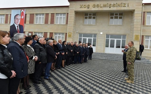 Prezident məcburi köçkünlərlə görüşdü — FOTOLAR