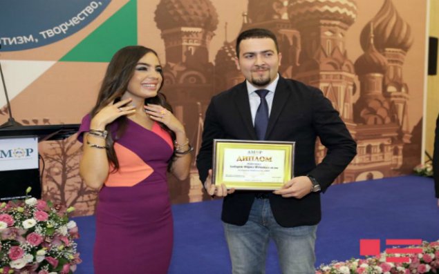 Leyla Əliyeva APA-nın əməkdaşını mükafatlandırdı - FOTO