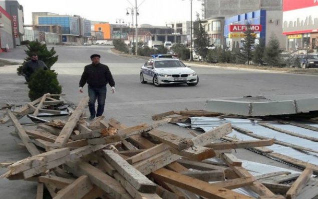Güclü külək Bakıda ticarət mərkəzinin damını uçurdu