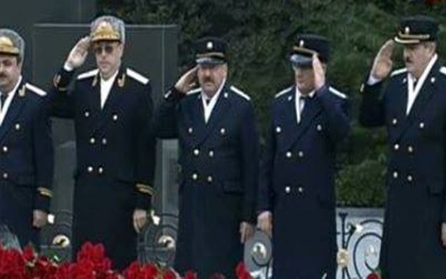 Sol əllə hərbi salam verən prokurordan — AÇIQLAMA