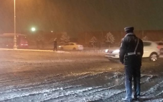 Yol polisinin qarlı iş günü – FOTO