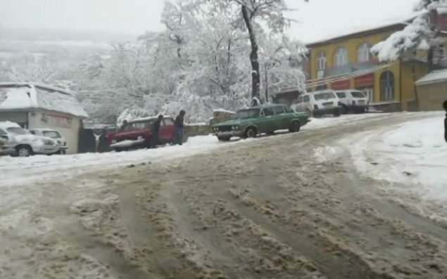 Lerikə 40 santimetr qar yağıb: yollar buz bağlayıb