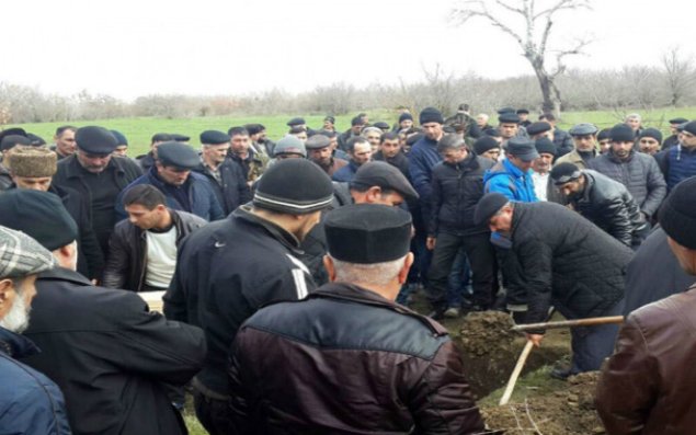 Xəzərdən meyidi çıxarılan neftçi dəfn edildi - FOTO