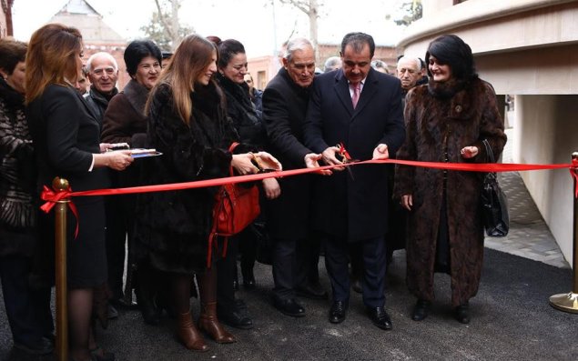 Gəncədə qəzalı vəziyyətdə olan evlərdə yaşayanlara yeni mənzillər verilib