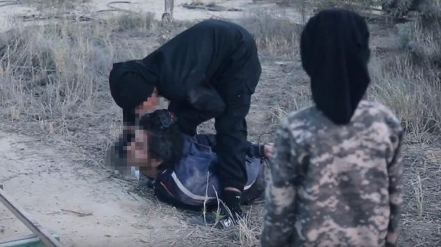 İŞİD azyaşlı uşaqlara baş kəsdirdi - ŞOK FOTOLAR