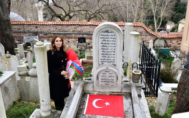 Qənirə Paşayeva Behbud Xan Cavanşirin məzarını ziyaret etdi - FOTOLAR