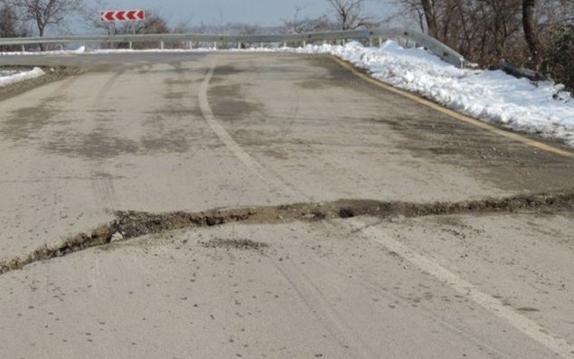 Ağsu dolaylarında torpaq sürüşməsi: Əsas yol bağlanıb 