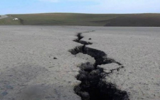 Cəlilabad-Yardımlı yolunda iri çatlar yarandı - FOTO