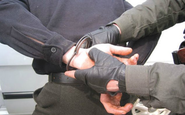 Keçmiş səfir hava limanında saxlanıldı - Oğurluq edib