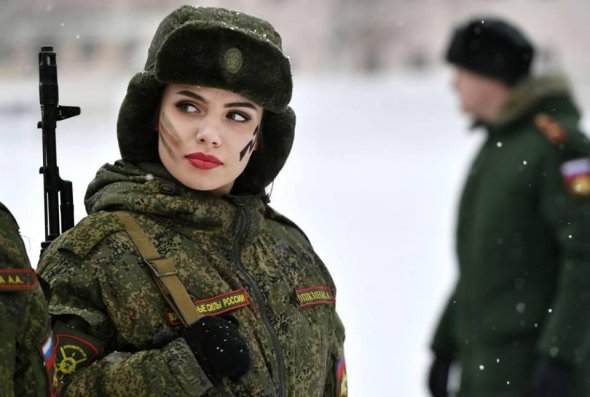 Gözəlliyi ilə baş gicəlləndirən rus hərbçi qızları - FOTOLAR