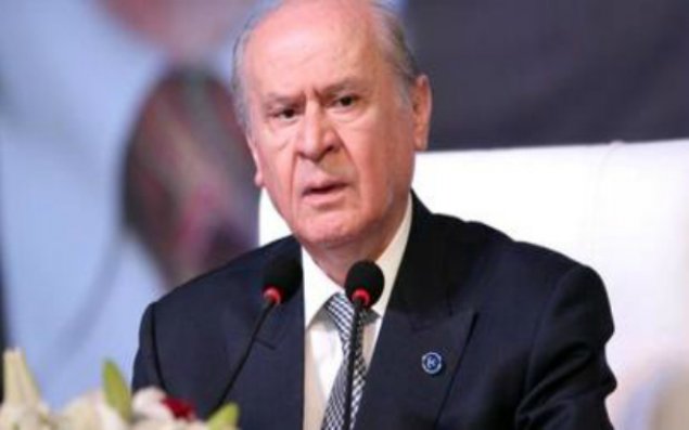 Partiya lideri qəribə üzük taxdı - FOTO