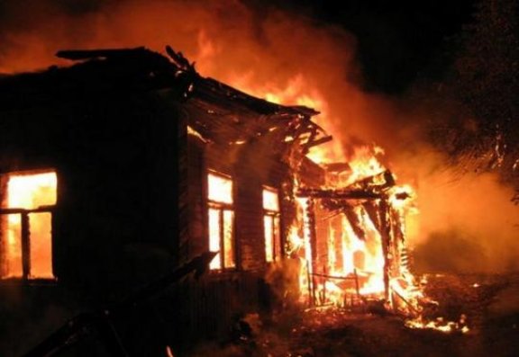Kürdəmirdə 6 otaqlı ev yandı