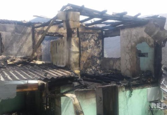 Məktəb direktorunun evi yandırıldı - Foto