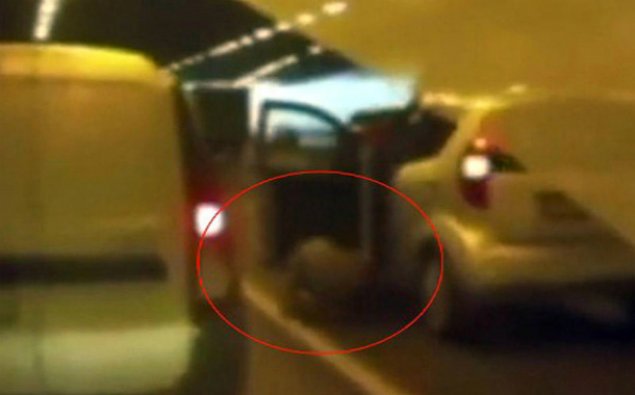 Qadın sürücü idarə etdiyi avtomobilin altında qaldı - 18+ VİDEO