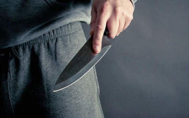 16 yaşlı məktəbli ofisiantı bıçaqladı