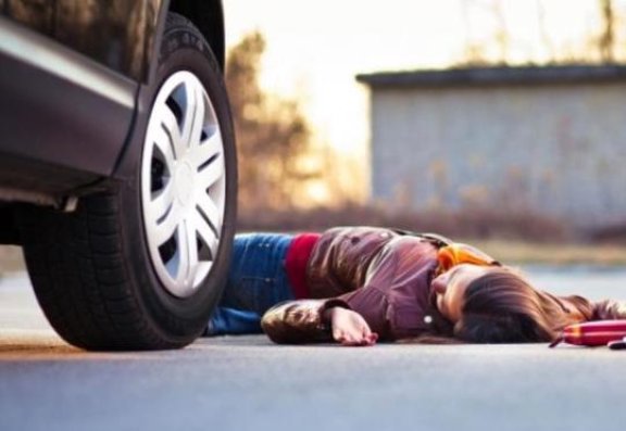 Qubada FACİƏ: avtomobil yolu keçən ana və qızını vurdu