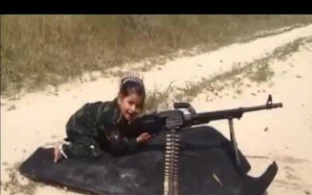 Suriyada pulemyot atan 8 yaşlı qız - VİDEO