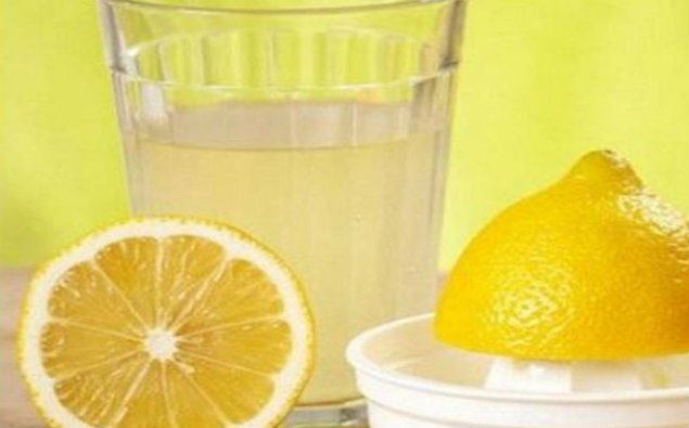 Acqarnına limonlu su içməyin inanılmaz faydalar
