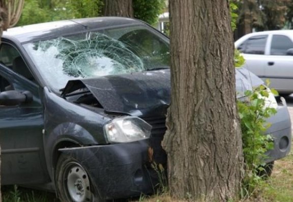 Avtomobil ağaca çırpıldı - Ölən və yaralanan var