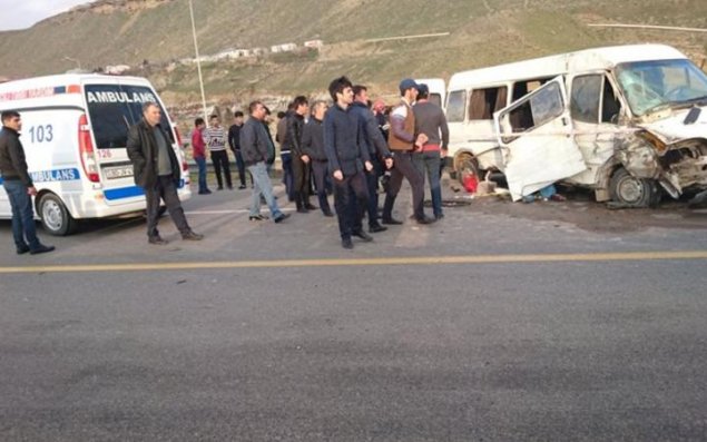 Sabirabadda mikroavtobus aşıb, ölənlər var