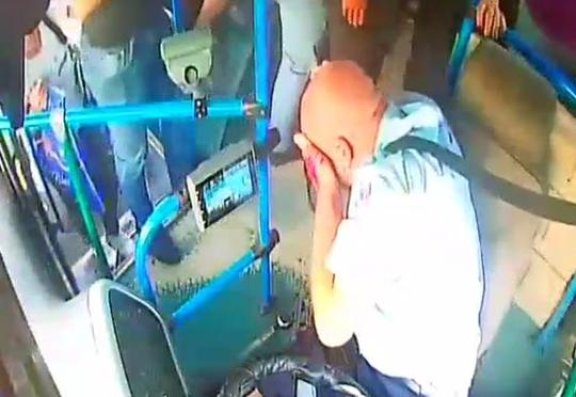 Bakıda sərnişin avtobus sürücüsünü al qana boyadı - Video