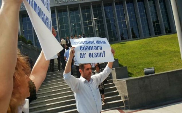 QAT erməni deputatların Bakıya gəlməsinə etiraz olaraq aksiya keçirib
