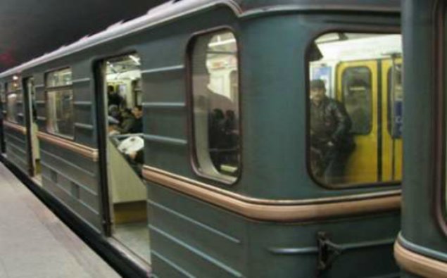 Metroda HADİSƏ: qadın relslərin üstünə yıxıldı