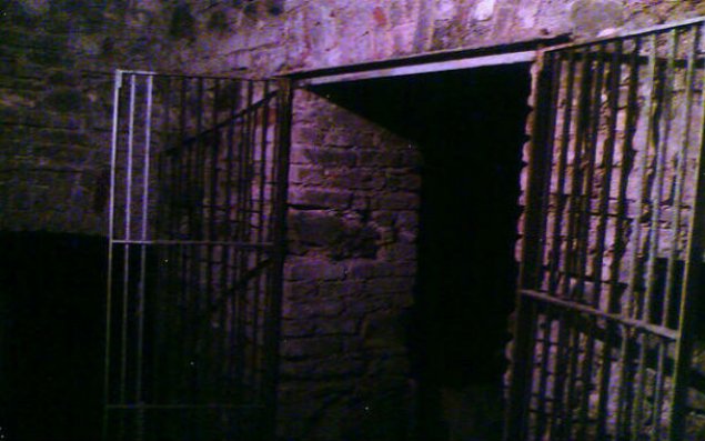 İstanbulda 200 miqrantın saxlanıldığı zirzəmi tapıldı