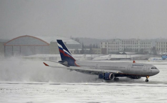Moskva aeroportlarında qar yağdığı üçün 100 reys gecikib
