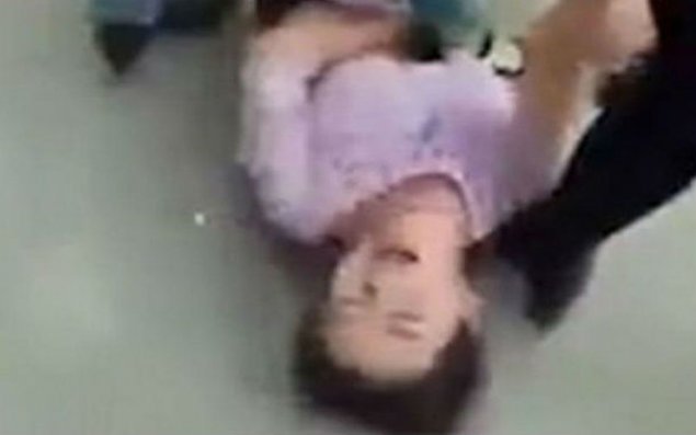 Hamilə qadını soyundurub, ağzından qan gələnə qədər döydülər - FOTO