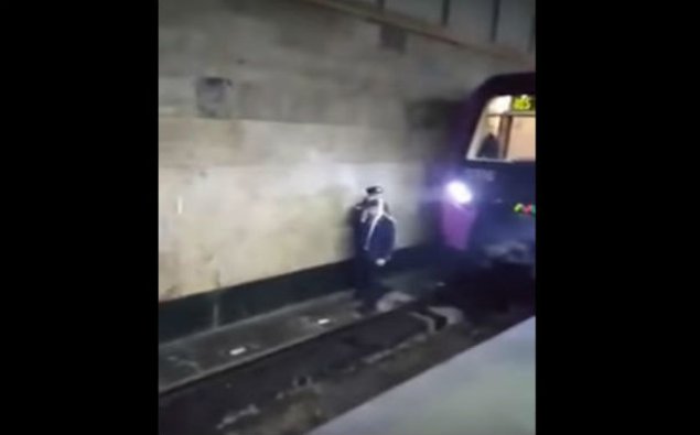 Metroda baş verən intihar hadisəsinin əsl VİDEOsu
