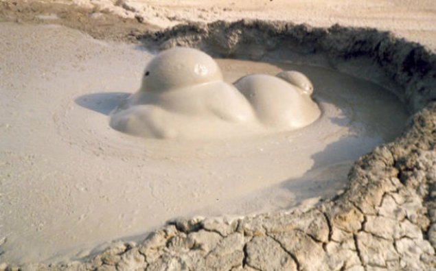 Palçıq vulkanlarının 21%-dən çoxunun sahəsində neft ayrılmaları var