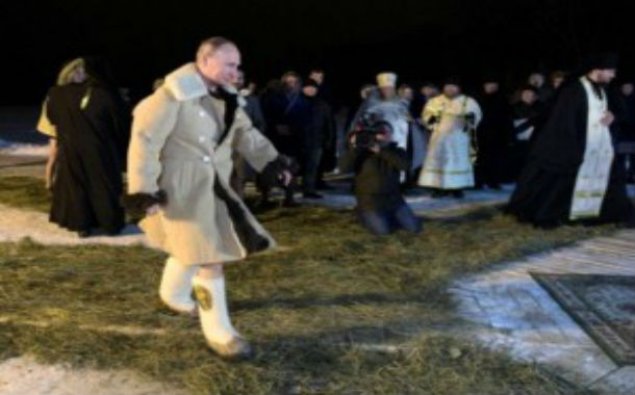 Putin 7 dərəcə şaxtada gölə girdi – FOTO