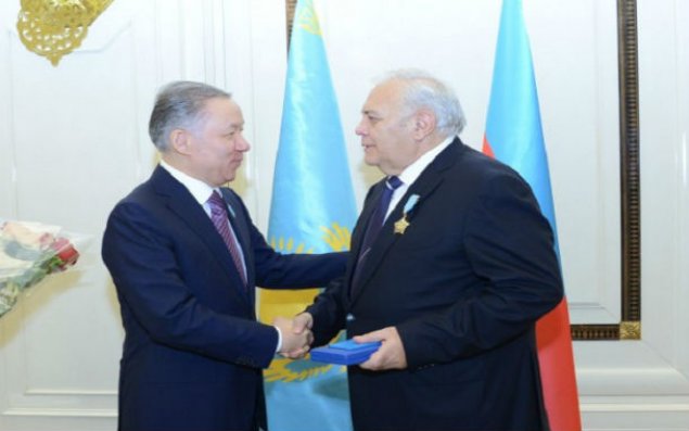 Nazarbayev Oqtay Əsədovu təltif etdi