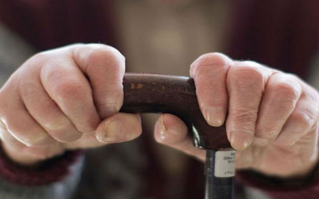 Məşhur müğənninin küçəyə atdığı nənəsi öldü - VİDEO