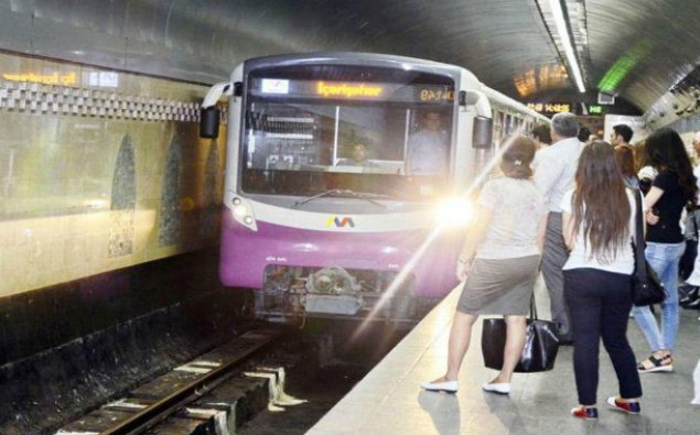 Metroda 85 yaşlı qadın relslərin üstünə YIXILDI