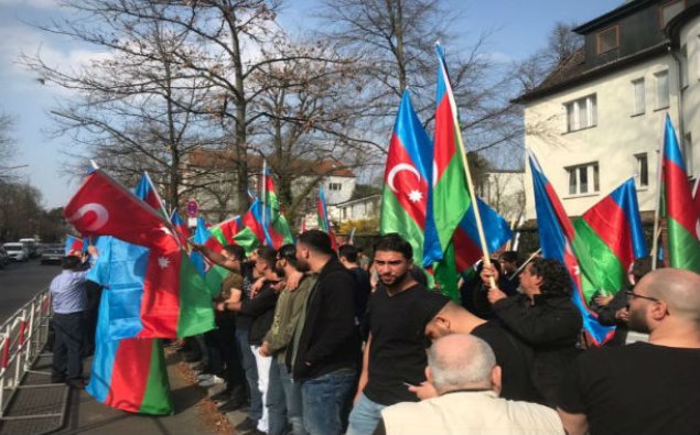 Berlində azərbaycanlıların həmrəylik aksiyası keçirilib