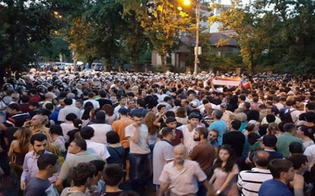Yerevanda etirazçılar prezident iqamətgahını blokadaya alırlar