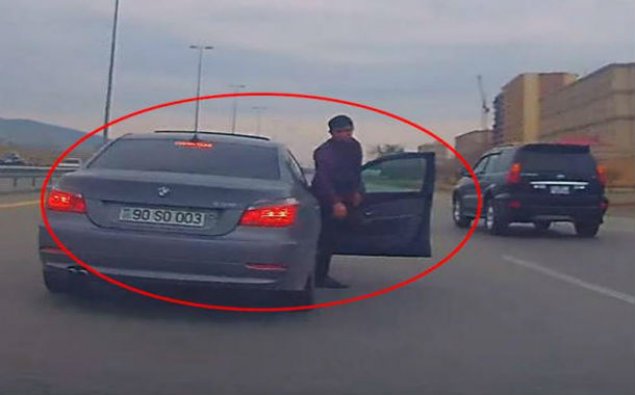 Bakıda qayda pozaraq başqasının avtomobilini təpikləyən sürücü tutuldu - VİDEO